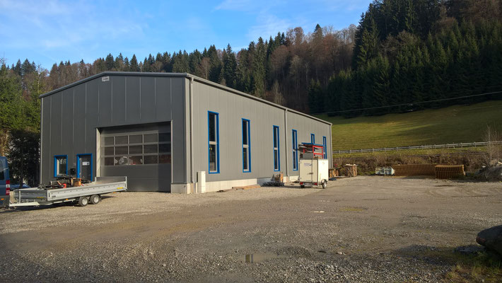 Große Industriehalle in grau