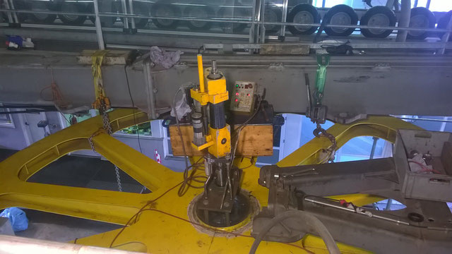 Gelbes mobiles Bohrwerk im Einsatz
